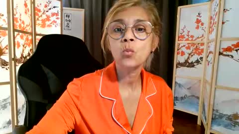 Snapshot of francelune chatting on June 10, 3:33 pm francelune online show from June 10, 3:33 pm