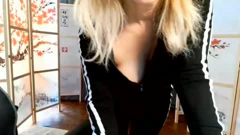 Snapshot of francelune chatting on June 13, 3:21 pm francelune online show from June 13, 3:21 pm