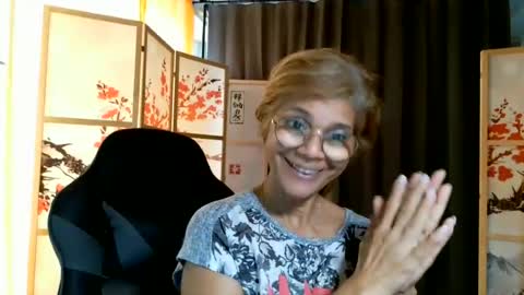 Snapshot of francelune chatting on June 16, 9:34 am francelune online show from June 16, 9:34 am