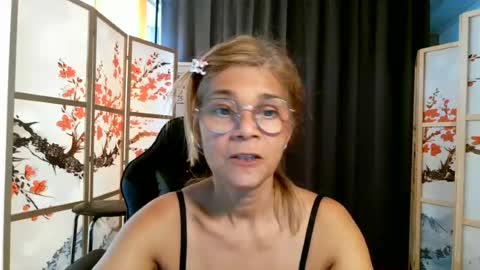 Snapshot of francelune chatting on June 23, 7:39 am francelune online show from June 23, 7:39 am