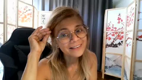 Snapshot of francelune chatting on July 21, 11:12 am francelune online show from July 21, 11:12 am