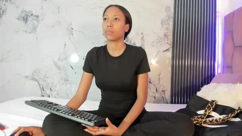 Laura online show from November 5, 7:14 pm