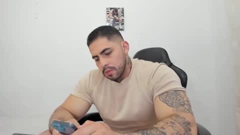 Snapshot of frank_foxx1 chatting on February 16, 4:41 am frank_foxx1 online show from February 16, 4:41 am