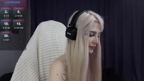 Snapshot of fraulein_mooon chatting on January 3, 10:19 pm Asya UwU online show from January 3, 10:19 pm