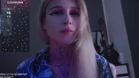 Snapshot of fraulein_mooon chatting on November 18, 12:16 am Asya UwU online show from November 18, 12:16 am