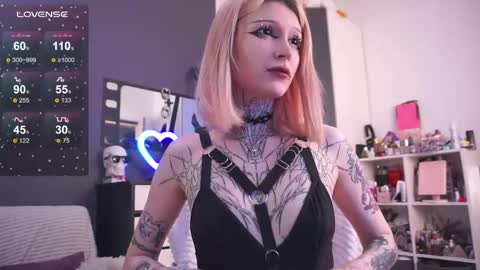 Snapshot of fraulein_mooon chatting on May 28, 9:12 pm Asya UwU online show from May 28, 9:12 pm