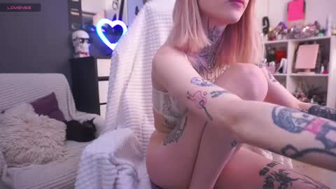 Snapshot of fraulein_mooon chatting on May 29, 9:24 pm Asya UwU online show from May 29, 9:24 pm
