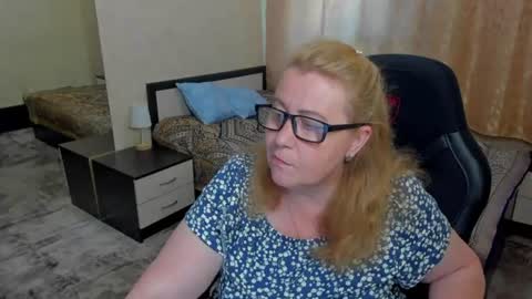 Snapshot of fraumartha chatting on June 19, 12:53 pm FrauMartha online show from June 19, 12:53 pm