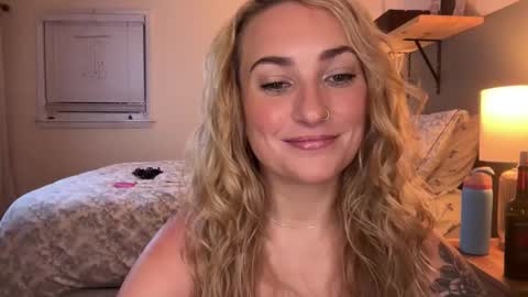 Snapshot of frayfitz chatting on March 2, 12:02 am Fray online show from March 2, 12:02 am