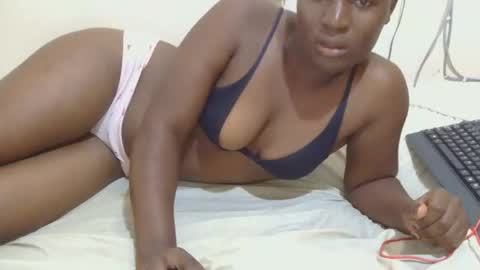 Snapshot of freaky_hearts chatting on December 5, 3:30 pm ellina online show from December 5, 3:30 pm