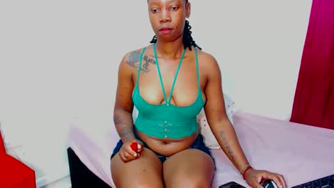 Snapshot of freakyscarlrt00 chatting on October 19, 10:32 pm FreakyScarlet00 online show from October 19, 10:32 pm