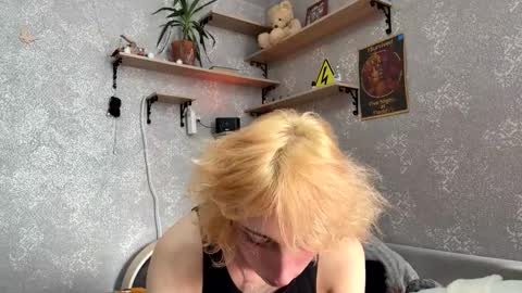 Snapshot of fred_bucks chatting on March 6, 8:22 am fred bucks online show from March 6, 8:22 am