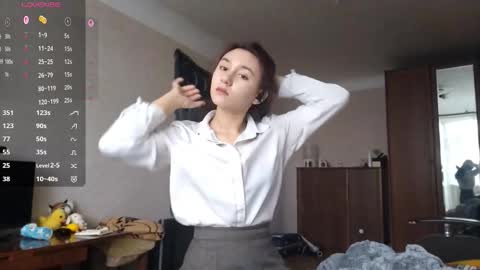 Mia online show from November 12, 9:32 am