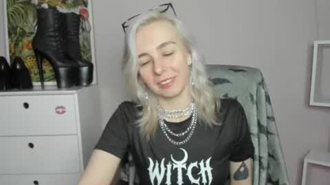 Snapshot of freeanne chatting on June 17, 6:38 am Anne online show from June 17, 6:38 am