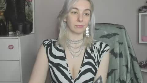 Snapshot of freeanne chatting on July 8, 9:03 am Anne online show from July 8, 9:03 am