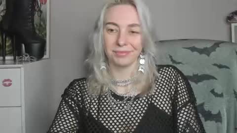 Snapshot of freeanne chatting on July 10, 7:12 am Anne online show from July 10, 7:12 am
