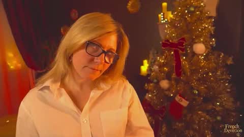 Snapshot of french_devotion chatting on December 5, 7:50 am Louise or Lou 3 online show from December 5, 7:50 am