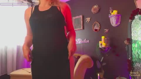 Snapshot of french_devotion chatting on July 3, 1:17 pm Louise or Lou 3 online show from July 3, 1:17 pm