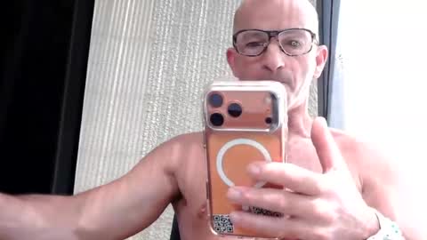 Snapshot of frenchdaddylove chatting on June 1, 10:28 am Frenchdaddylove online show from June 1, 10:28 am