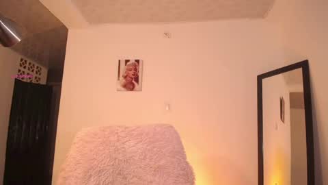 Snapshot of fresita44 chatting on November 9, 10:30 pm see u 500 pm hora col online show from November 9, 10:30 pm