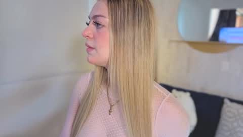 Snapshot of fresita_pink_ chatting on February 4, 2:12 pm fresita_pink_ online show from February 4, 2:12 pm