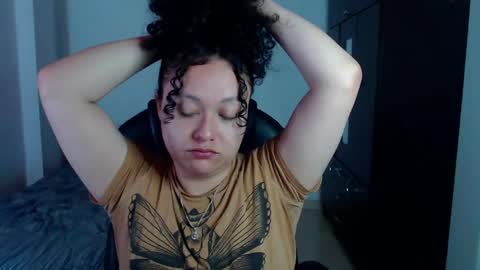 Snapshot of freud_x_louise1 chatting on December 22, 1:34 am Louise  online show from December 22, 1:34 am