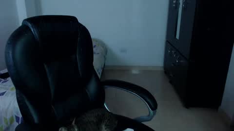 Snapshot of freud_x_louise1 chatting on January 7, 2:10 am Louise  online show from January 7, 2:10 am