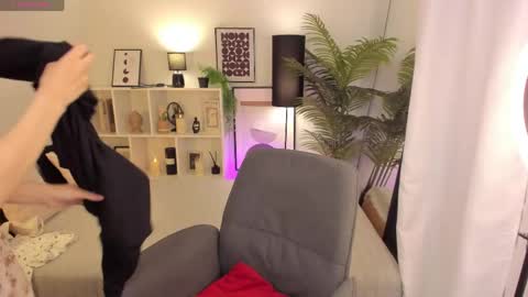 Snapshot of freya_bloss chatting on June 7, 12:20 pm Laura online show from June 7, 12:20 pm