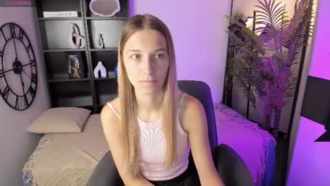 Snapshot of freya_bloss chatting on July 6, 6:10 am Laura online show from July 6, 6:10 am