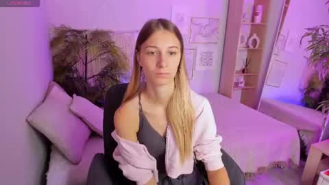 Snapshot of freya_bloss chatting on July 17, 7:37 am Laura online show from July 17, 7:37 am