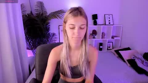Snapshot of freya_bloss chatting on July 23, 7:17 am Laura online show from July 23, 7:17 am