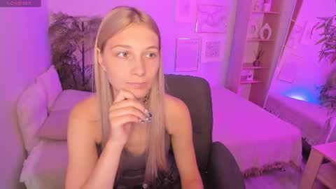 Snapshot of freya_bloss chatting on July 27, 8:43 am Laura online show from July 27, 8:43 am