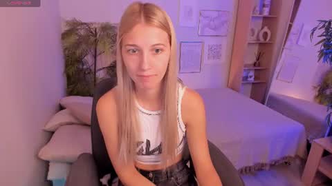 Snapshot of freya_bloss chatting on August 3, 8:35 am Laura online show from August 3, 8:35 am