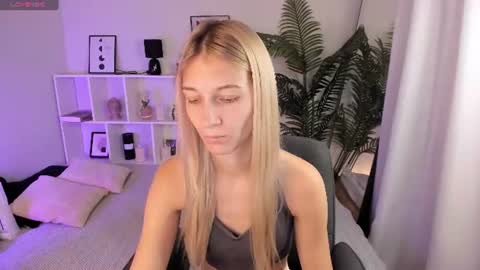 Snapshot of freya_bloss chatting on August 5, 6:16 am Laura online show from August 5, 6:16 am