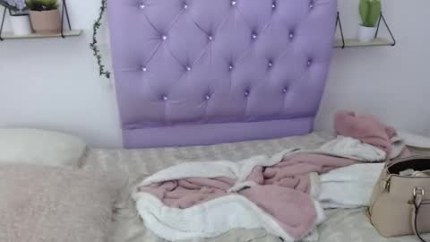 Snapshot of freyja_01 chatting on October 19, 5:24 pm Freyja online show from October 19, 5:24 pm