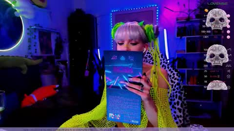 Snapshot of frida_fortune chatting on November 12, 10:09 pm Frida A boost to fortune for the one who gives a thumbs up and a bonus lucky for those who support me by joining the fanclub online show from November 12, 10:09 pm