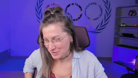 Snapshot of fridatander chatting on February 9, 1:14 pm Frida Tander online show from February 9, 1:14 pm