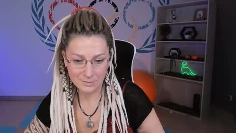 Snapshot of fridatander chatting on December 21, 5:14 am Frida Tander online show from December 21, 5:14 am