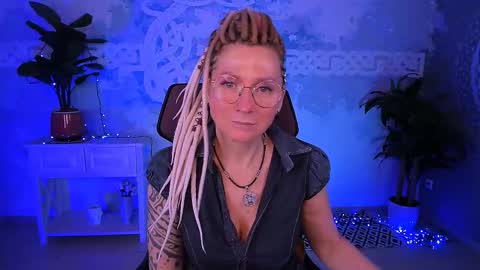 Snapshot of fridatander chatting on March 21, 7:35 am Frida Tander online show from March 21, 7:35 am