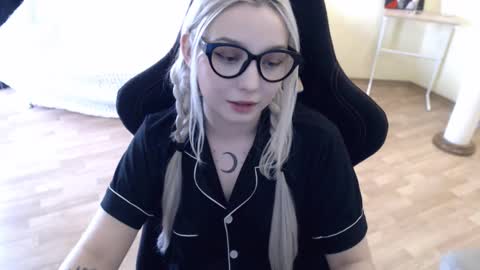 Snapshot of fromsun_forsoul chatting on February 20, 11:09 am Lilith online show from February 20, 11:09 am