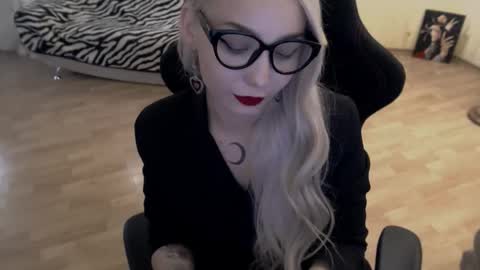 Snapshot of fromsun_forsoul chatting on September 18, 11:45 am Lilith online show from September 18, 11:45 am