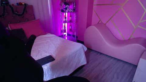 frreeya online show from January 8, 8:07 pm