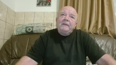 Snapshot of fullballs6 chatting on October 17, 2:37 am fullballs6 online show from October 17, 2:37 am