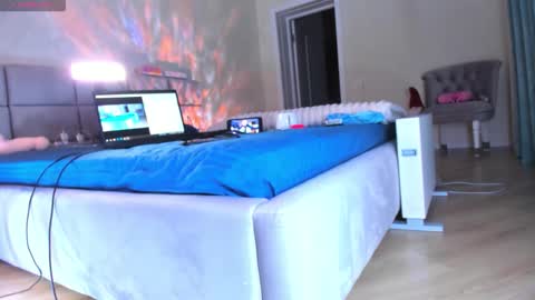 Just yours blondi 3 online show from November 25, 8:31 pm