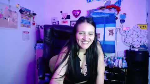 Snapshot of funny_weed_money chatting on December 4, 8:01 am Linda Cataleya- mackenzie girls online show from December 4, 8:01 am
