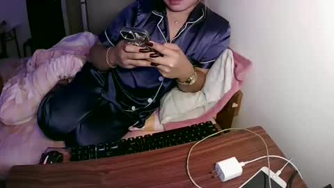 Snapshot of future_bride chatting on December 16, 7:35 am future_bride online show from December 16, 7:35 am