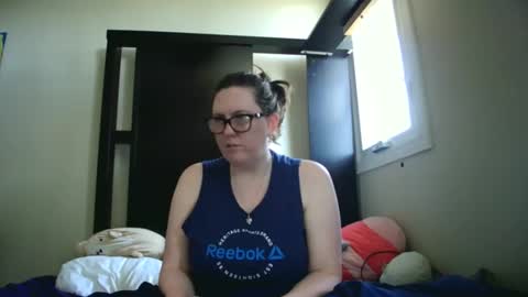 fuzzypeaches87 online show from April 26, 4:04 pm