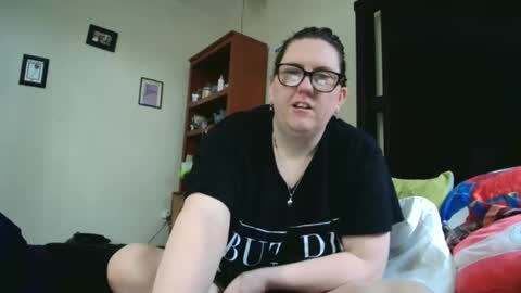 fuzzypeaches87 online show from April 28, 4:12 pm