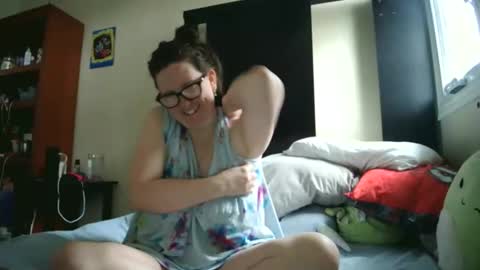 fuzzypeaches87 online show from April 29, 4:22 pm