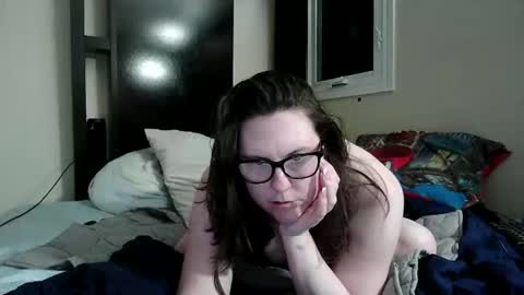 fuzzypeaches87 online show from May 4, 4:19 am